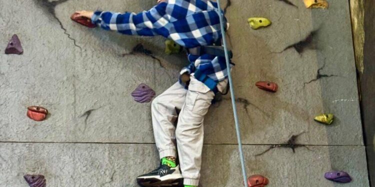 Disfrutan niñas y niños aventuras en el stand de la Secretaría de Turismo