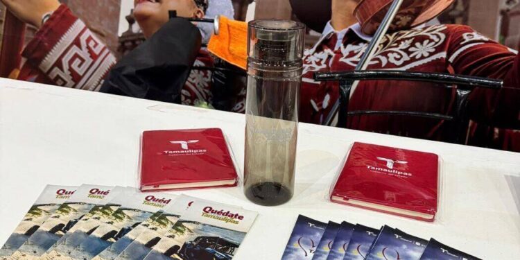 Disfrutan niñas y niños aventuras en el stand de la Secretaría de Turismo