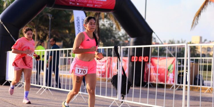 Realizan SEDENER y Woodside Energy carrera atlética por la sensibilización sobre el cáncer de mama