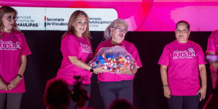 Suma la UAT esfuerzos contra el cáncer de mama mediante el Zumbathón con Causa “Energía Rosa”
