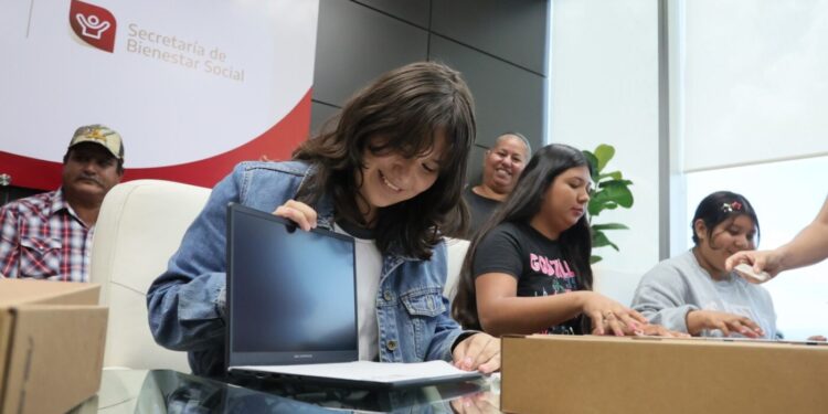Entrega SEBIEN computadoras a estudiantes