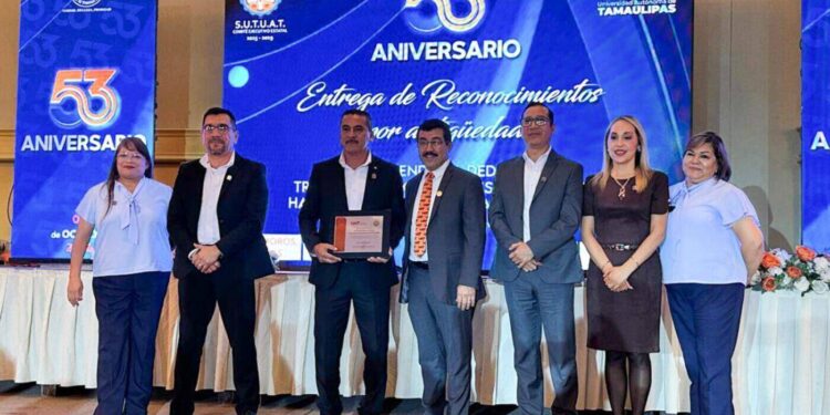Reconoce Dámaso Anaya a trabajadores universitarios en el 53 Aniversario del SUTUAT
