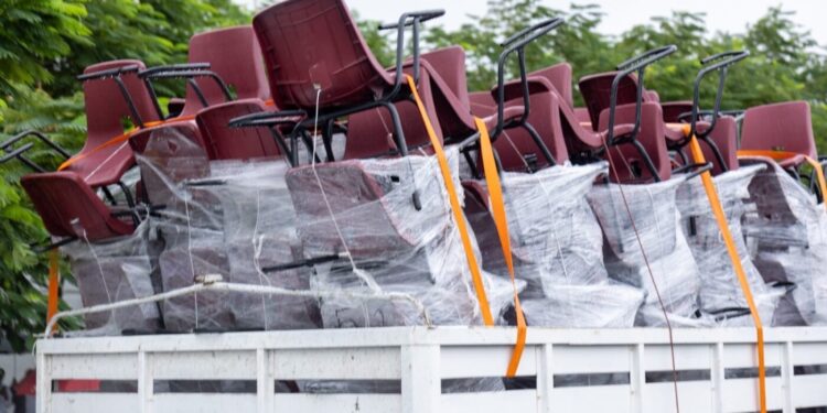 Fortalece SET escuelas públicas con mobiliario y equipos
