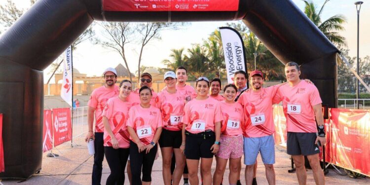 Realizan SEDENER y Woodside Energy carrera atlética por la sensibilización sobre el cáncer de mama