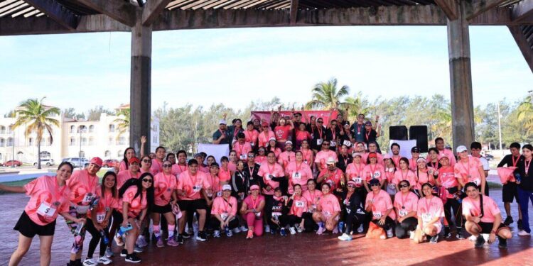 Realizan SEDENER y Woodside Energy carrera atlética por la sensibilización sobre el cáncer de mama