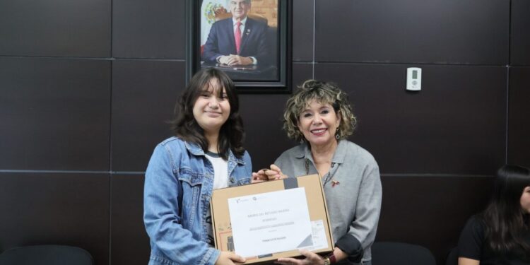 Entrega SEBIEN computadoras a estudiantes