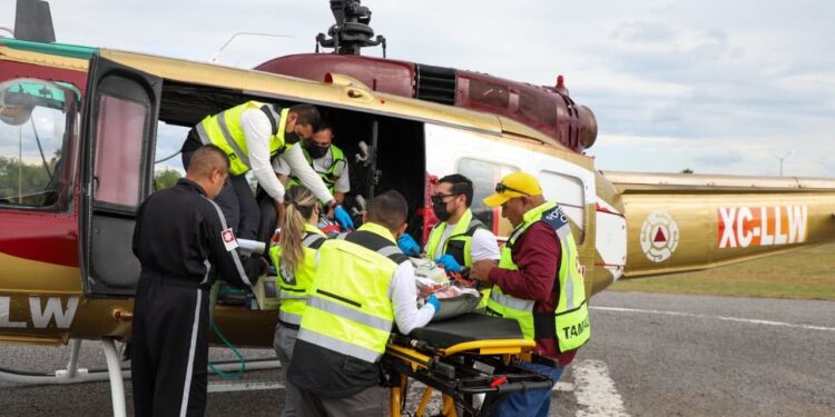 Trasladan en aeronave médica a paciente a unidad de quemados del Hospital General de Victoria
