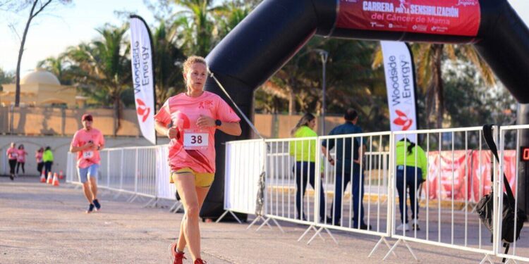 Realizan SEDENER y Woodside Energy carrera atlética por la sensibilización sobre el cáncer de mama