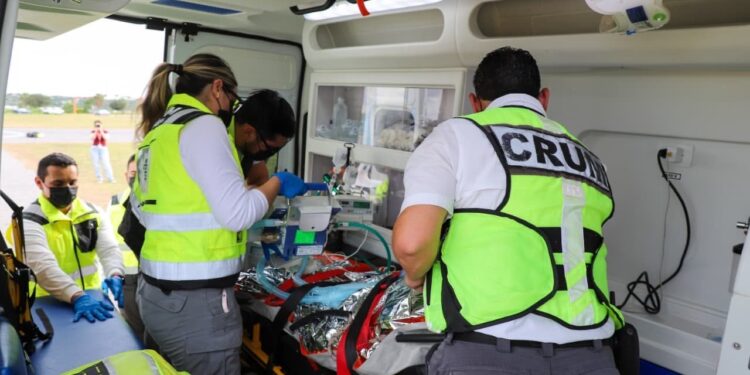 Trasladan en aeronave médica a paciente a unidad de quemados del Hospital General de Victoria