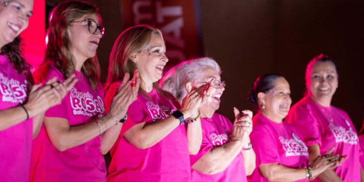 Suma la UAT esfuerzos contra el cáncer de mama mediante el Zumbathón con Causa “Energía Rosa”