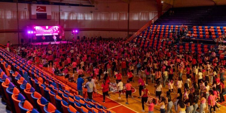 Suma la UAT esfuerzos contra el cáncer de mama mediante el Zumbathón con Causa “Energía Rosa”