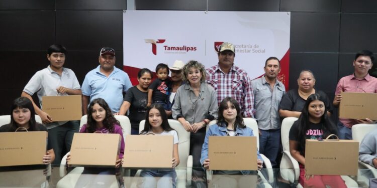 Entrega SEBIEN computadoras a estudiantes