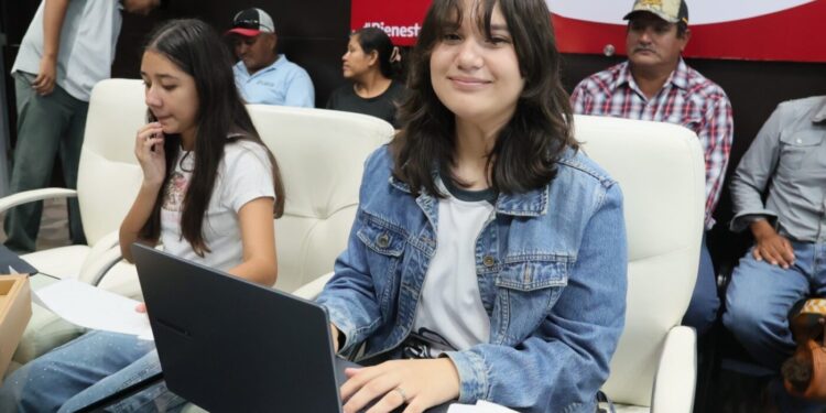 Entrega SEBIEN computadoras a estudiantes