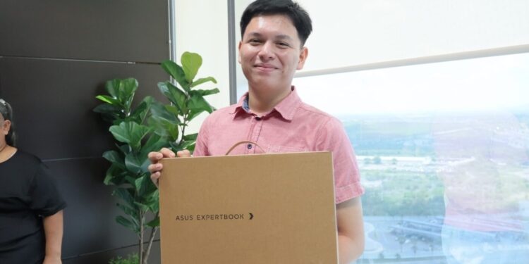 Entrega SEBIEN computadoras a estudiantes