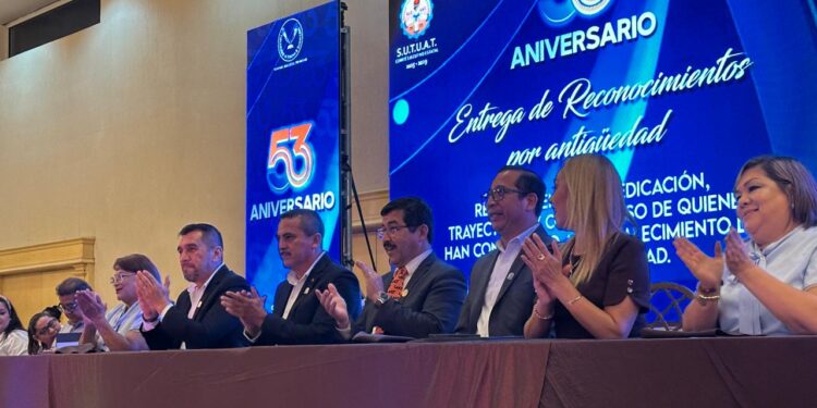 Reconoce Dámaso Anaya a trabajadores universitarios en el 53 Aniversario del SUTUAT